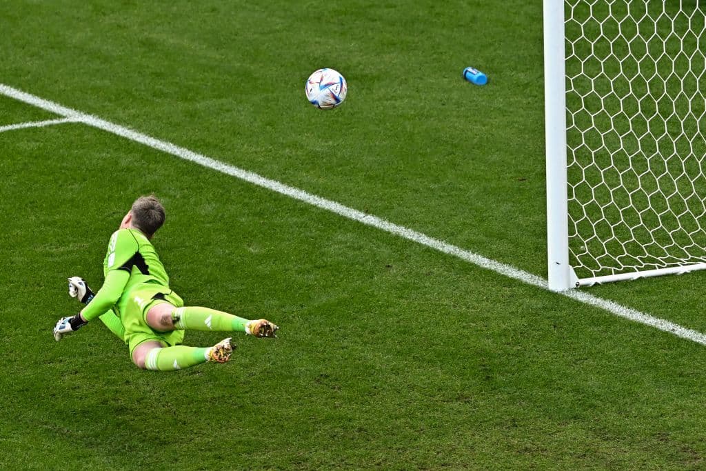 Wayne Hennessey sufrió los embates de la Selección de Irán, pero los postes evitaron la caída de su arco.