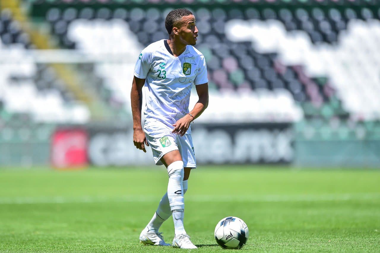 El lateral ecuatoriano Byron Castillo reforzó a León procedente del Barcelona de Guayaquil.