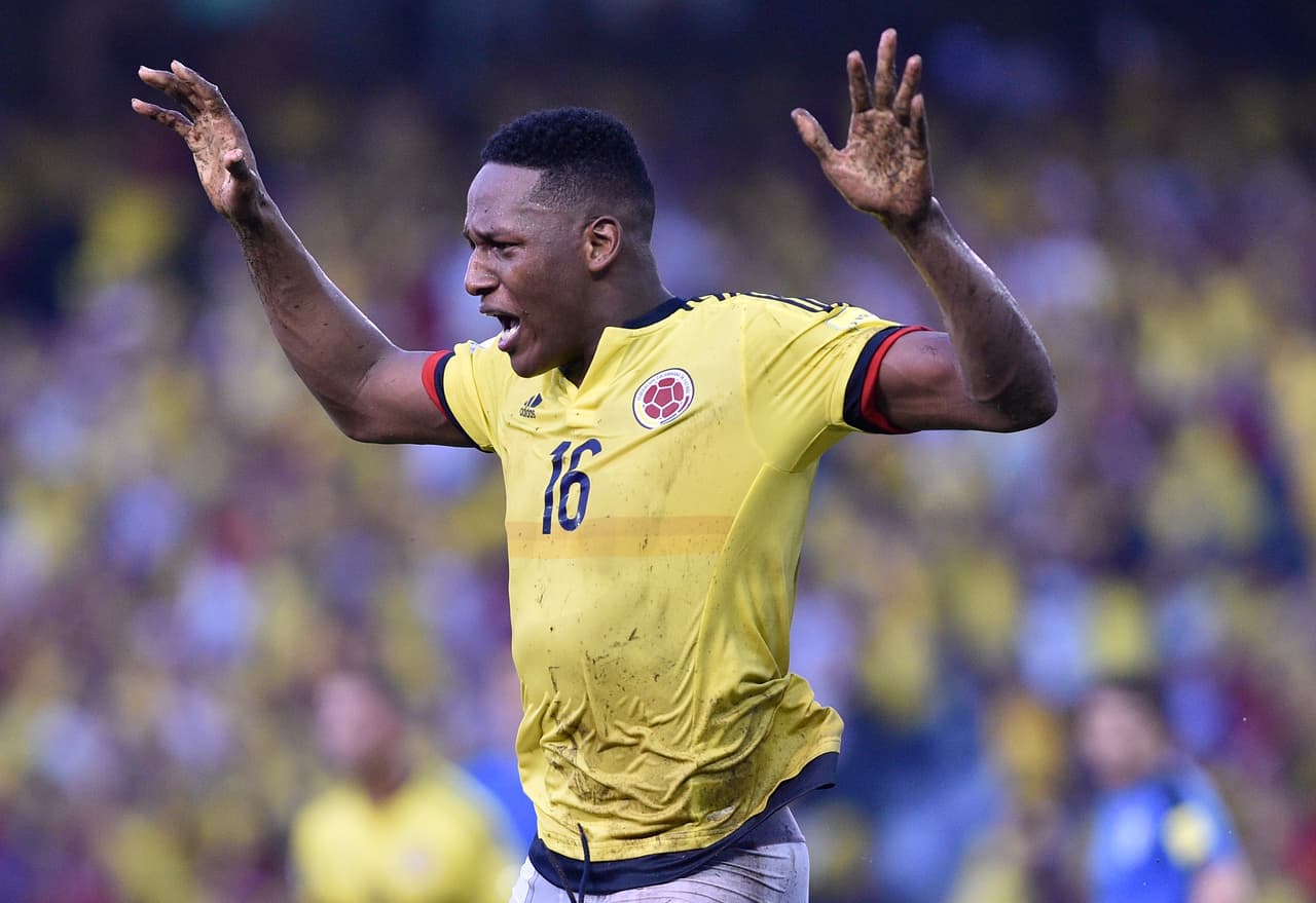 Al mismo tiempo, ya comenzaba a tener sus primeros pasos en la selección de Colombia marcando incluso goles decisivos como el del empate ante Uruguay en Barranquilla.
