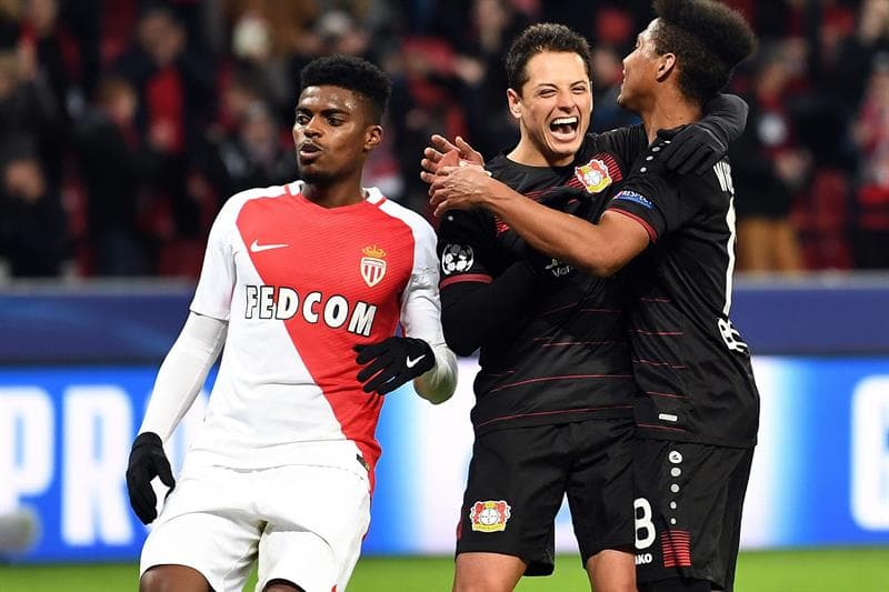 'Chicharito' es un líder en su equipo y su carácter sirve en el equipo germano, algo que dice mucho de su buena influencia en el grupo. Tanto es así, que el técnico del equipo lo ha defendido a pesar de que lleva varios partidos sin anotar.