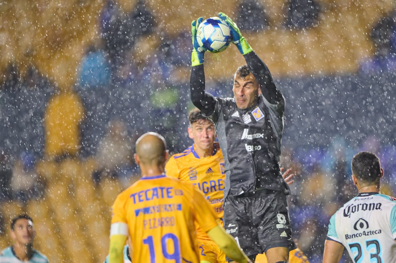En un partido frenético y lleno de goles los Tigres derrotaron al equipo de Mazatlán.