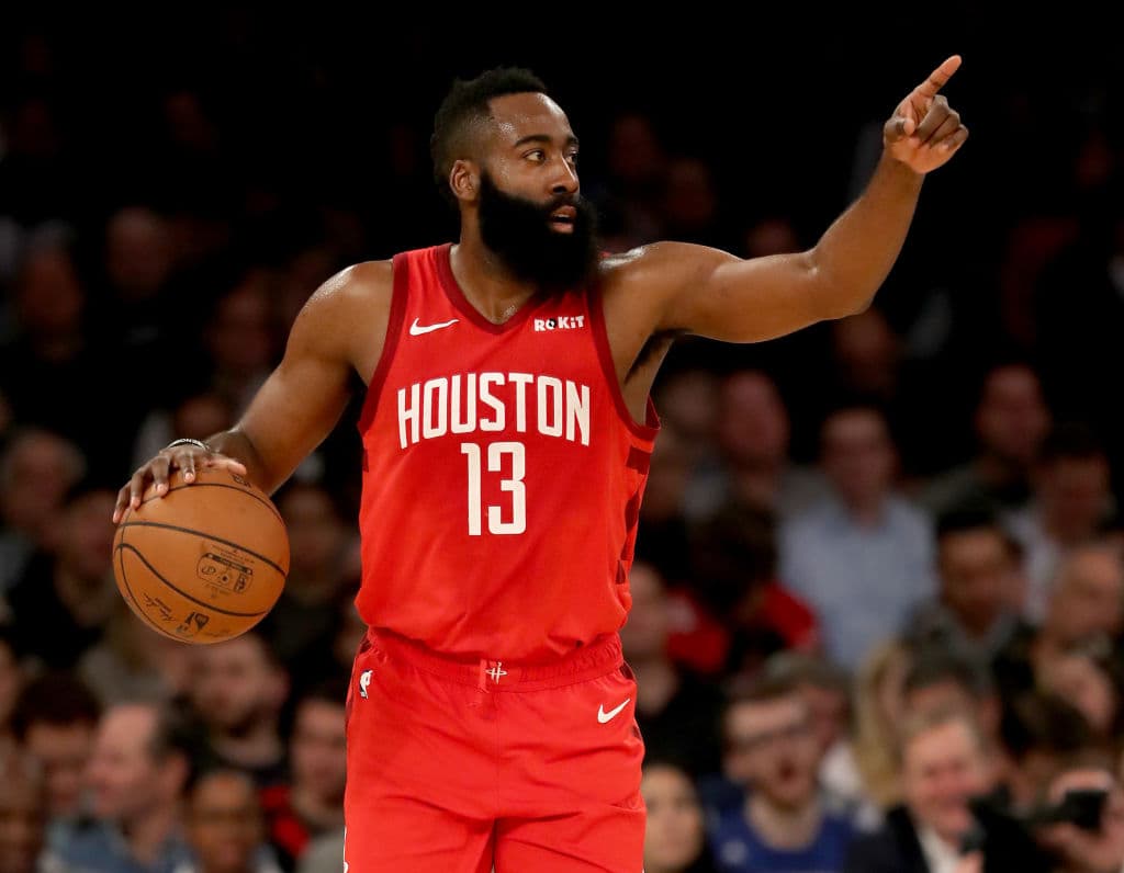 <b>7. </b>James Harden promedia 36.4 puntos por partido, siendo el claro líder en esa estadística.