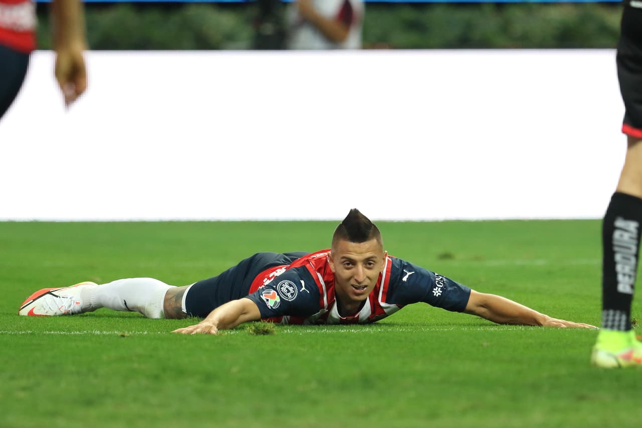 Roberto Alvarado tuvo en sus pies el disparo del empate en tiempo de compensación. Chivas no pudo encontrar el gol y tendrá que dejarse el alma en el Jalisco.