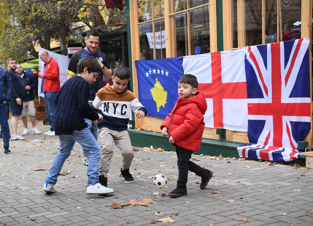 Kosovo es derrotado por Inglaterra 4-0 y es así como los ingleses obtienen su pase a la Euro 2020 como líder de grupo. Los goles fueron anotados por Winks, Kane, Rashford y Mount. Inglaterra se lleva siete victorias y una derrota.