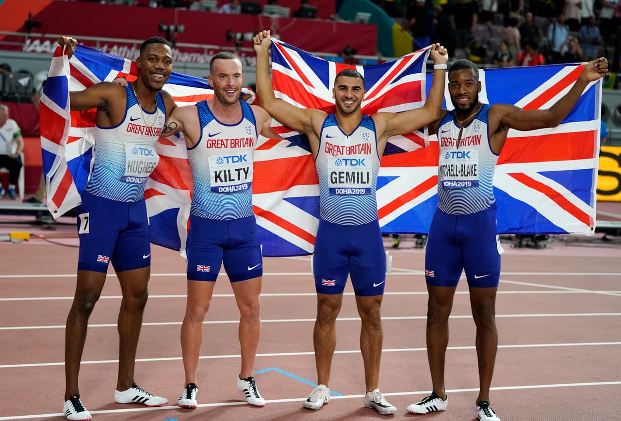 Los atletas comparten la emoción de sus logros en el mundial de atletismo en Doha.