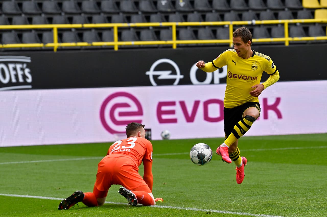 Apenas iniciando la segunda mitad, Hazard hizo el tercero.