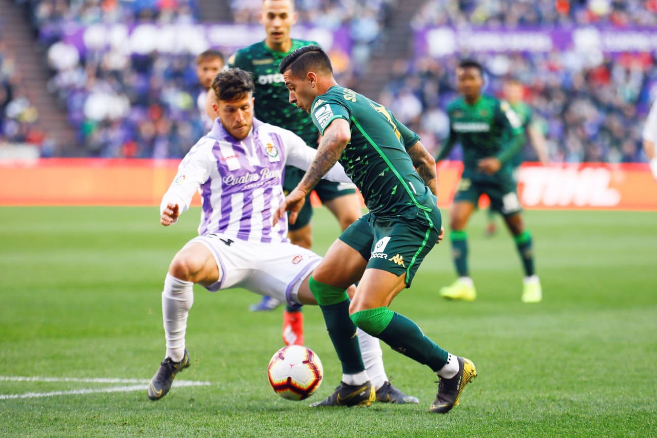 El delantero del Betis Sergio León (derecha) intentó abrir el marcador para el equipo donde juegan los mexicanos.