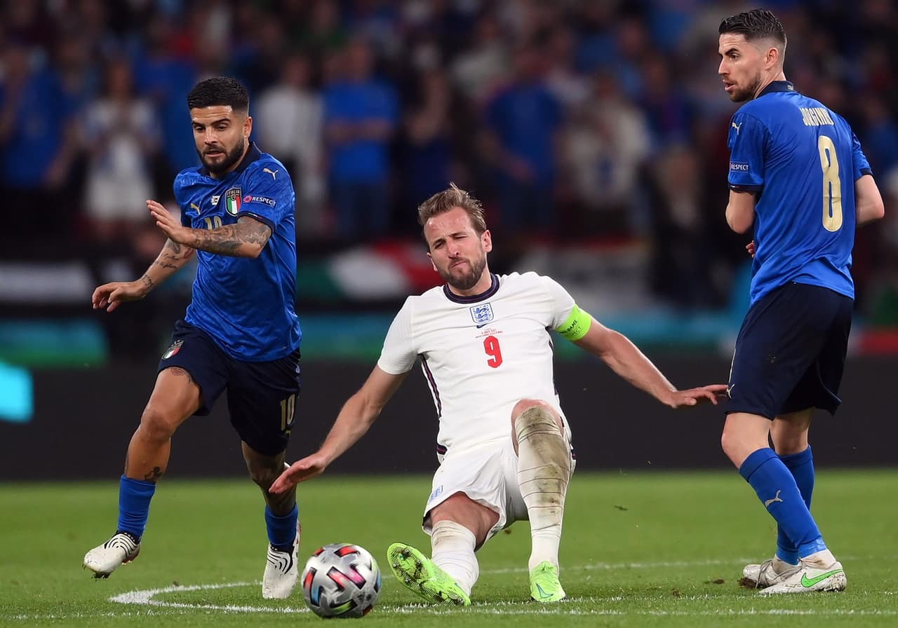 Italia es campeón indiscutible de Europa y se lleva la copa a casa. Luke Shaw abrió el marcador al minuto 2’ del encuentro y en el minuto 67, Leonardo Bonucci se encargó de igualar el marcador, ya en tiempos extra no pudieron pasar del 1-1 y, en tanda de penales, el equipo inglés no supo definir y la ‘Squadra Azzurra’ se corona en Wembley.