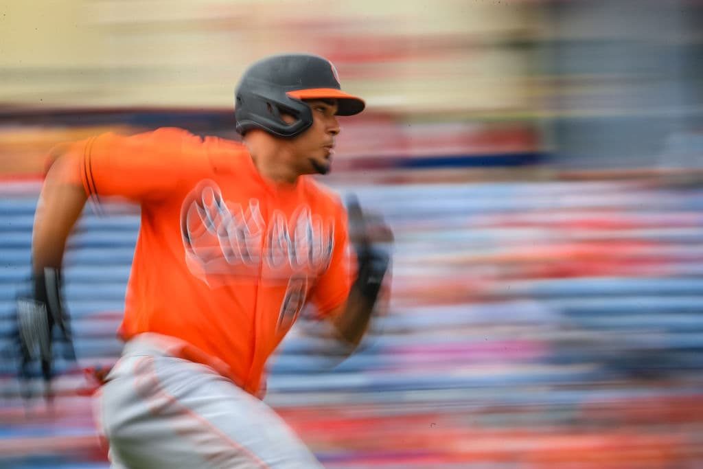 Anthony Santander, de los Baltimore Orioles, corre por todo el cuadro robándose la segunda y yendo hacia tercera a toda velocidad.
