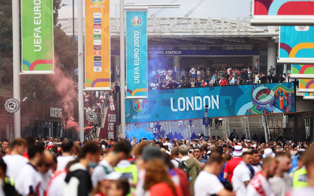 Aún no empieza el partido y se vive la locura fuera del estadio de Wembley. Aficionados ingleses e italianos disfrutan una atmósfera de emociones entre cantos, bebidas y disfraces, previo a la final de la Euro 2020 entre Italia e Inglaterra.