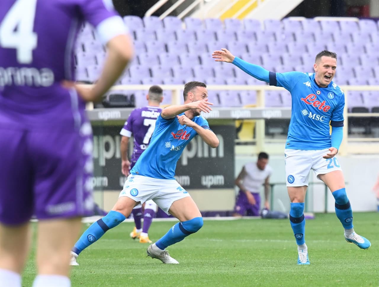 Napoli se impone a la Fiorentina en su visita con un marcador de 2-0, durante la Jornada 37 en la Serie A. Las anotaciones fueron por parte de Lorenzo Insigne al minuto 56 y el segundo tanto fue un autogol de Lorenzo Venutti durante la segunda mitad del encuentro. Hirving Lozano ingresó al campo al minuto 80.