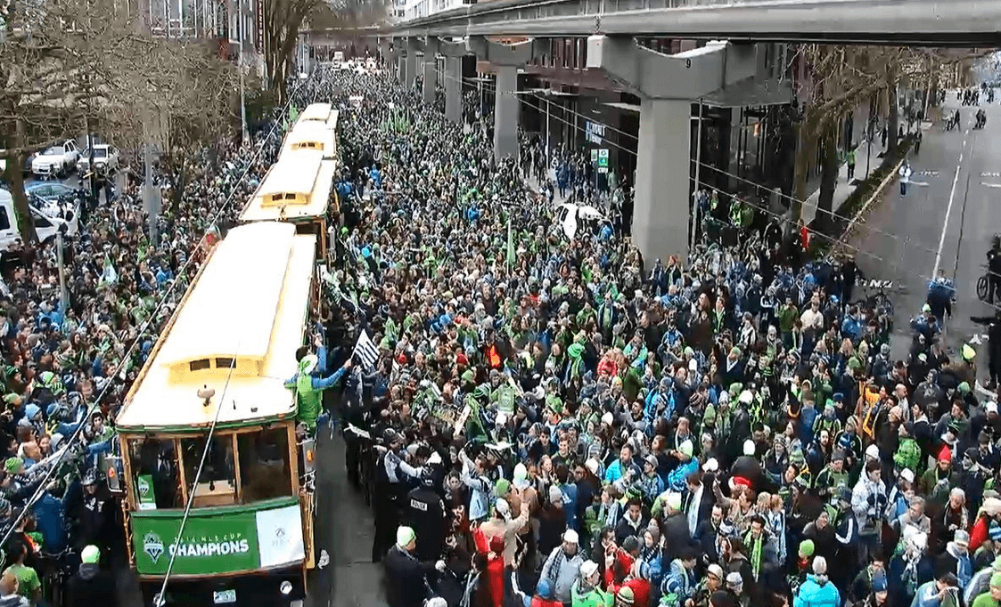 Mientras más avanzaban los trolleys, más gente se acercaba a las calles