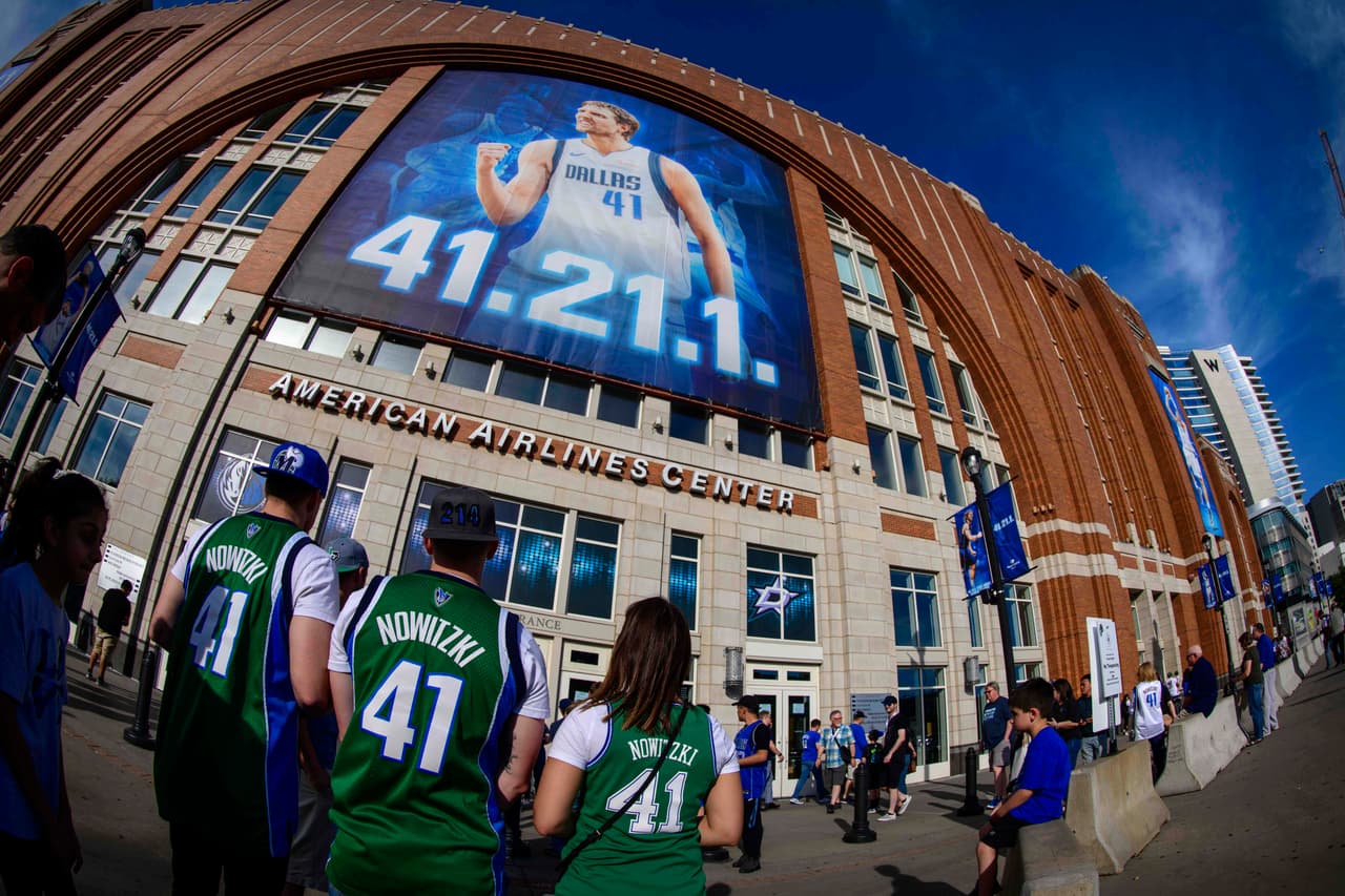 Ya se sabía que esta noche iba a haber un homenaje al más grande jugador que se haya puesto un jersey de los Dallas Mavericks.