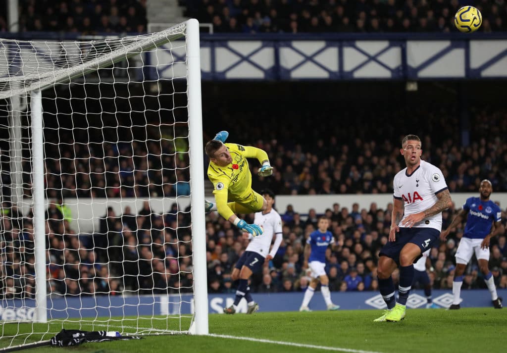 Jordan Pickford evita el gol del Tottenham con un lance espectacular para rechazar el balón hacia un costado.
