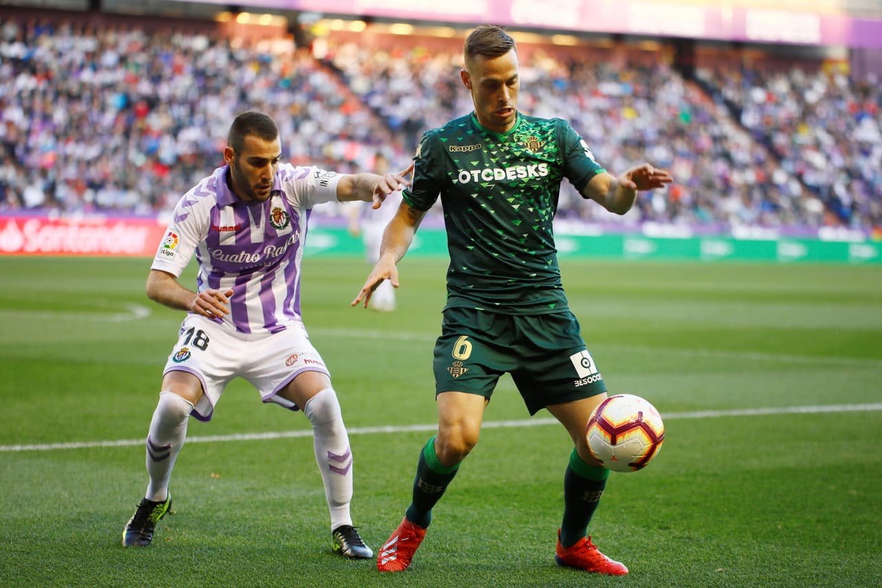 El centrocampista del Betis, Sergio Canales (derecha), condujo el juego de su equipo que fue superior en el trámite al dueño de casa.