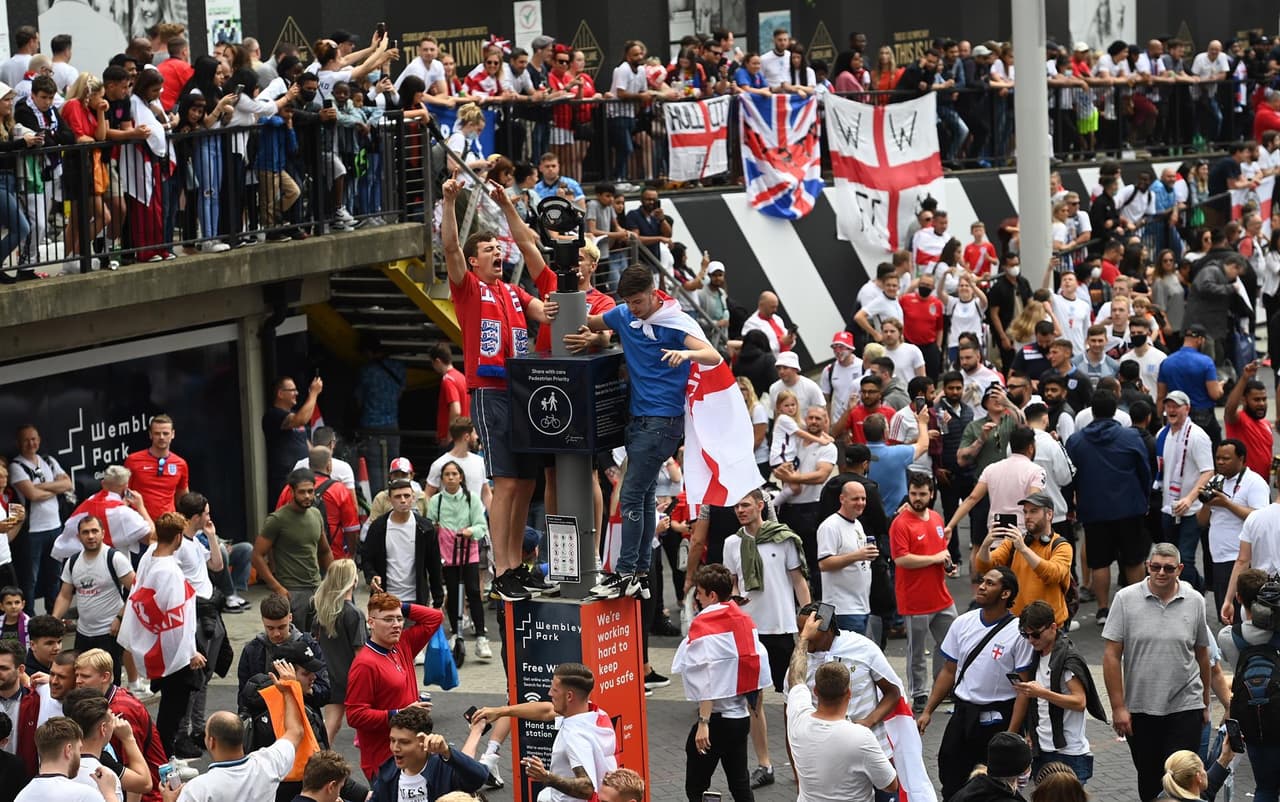 Aún no empieza el partido y se vive la locura fuera del estadio de Wembley. Aficionados ingleses e italianos disfrutan una atmósfera de emociones entre cantos, bebidas y disfraces, previo a la final de la Euro 2020 entre Italia e Inglaterra.