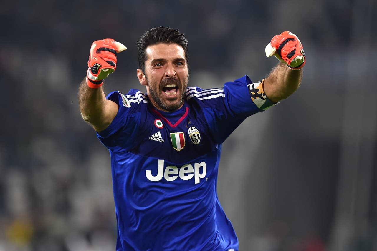 Gianluigi Buffon es amado por toda Italia a pesar de defender los colores de la Juventus de Turín a la que le ha dado 7 ligas, 2 Copas italianas y 6 Supercopas de Italia, con la selección azzurra disputó 5 Copas del Mundo y existe la posibilidad de jugar una sexta. Fue campeón del Mundo en 2006.