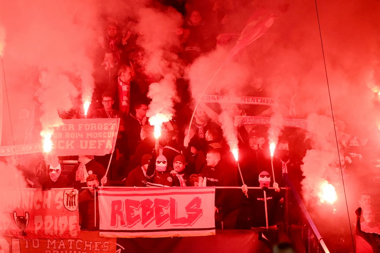 Bayern Múnich sacó ventaja en su visita al PSG, que tuvo a Kylian Mbappé de inicio en la banca y entró para marcar un gol pero anulado por fuera de juego en la ida de Octavos de Final de la UEFA Champions League.