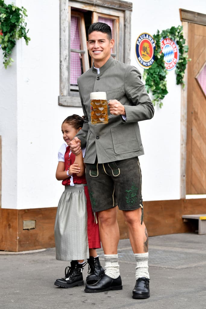 El colombiano James Rodríguez no tuvo la compañía de su familia, pero eso no le impidió compartir.