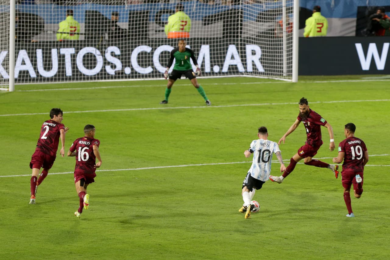 Lio Messi arrancó de titular y fue pieza fundamental para impulsar el ataque de la Albiceleste. El 10 no podía irse sin anotar y lo logró hasta el 82' con la suerte que acompaña a los grandes para concretar la goleada.