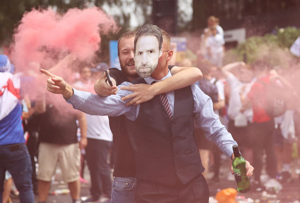 Aún no empieza el partido y se vive la locura fuera del estadio de Wembley. Aficionados ingleses e italianos disfrutan una atmósfera de emociones entre cantos, bebidas y disfraces, previo a la final de la Euro 2020 entre Italia e Inglaterra.