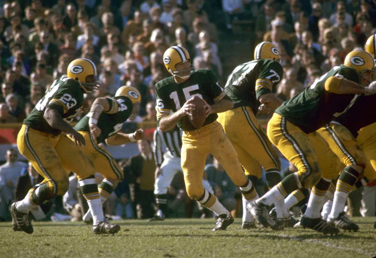 8 - BART STARR El quarterback que fue capaz de dominar el sistema y el carácter de un coach legendario, destinado a ser el más grande de todos, del entrenador Vince Lombardi. No debió ser nada fácil armonizar con Lombardi, hacerlo bien, ejecutar en el terreno de juego y ganar. Starr tuvo otra responsabilidad aparte, decidir las jugadas. Era una época en que el quarterback llamaba las jugadas para ganar.