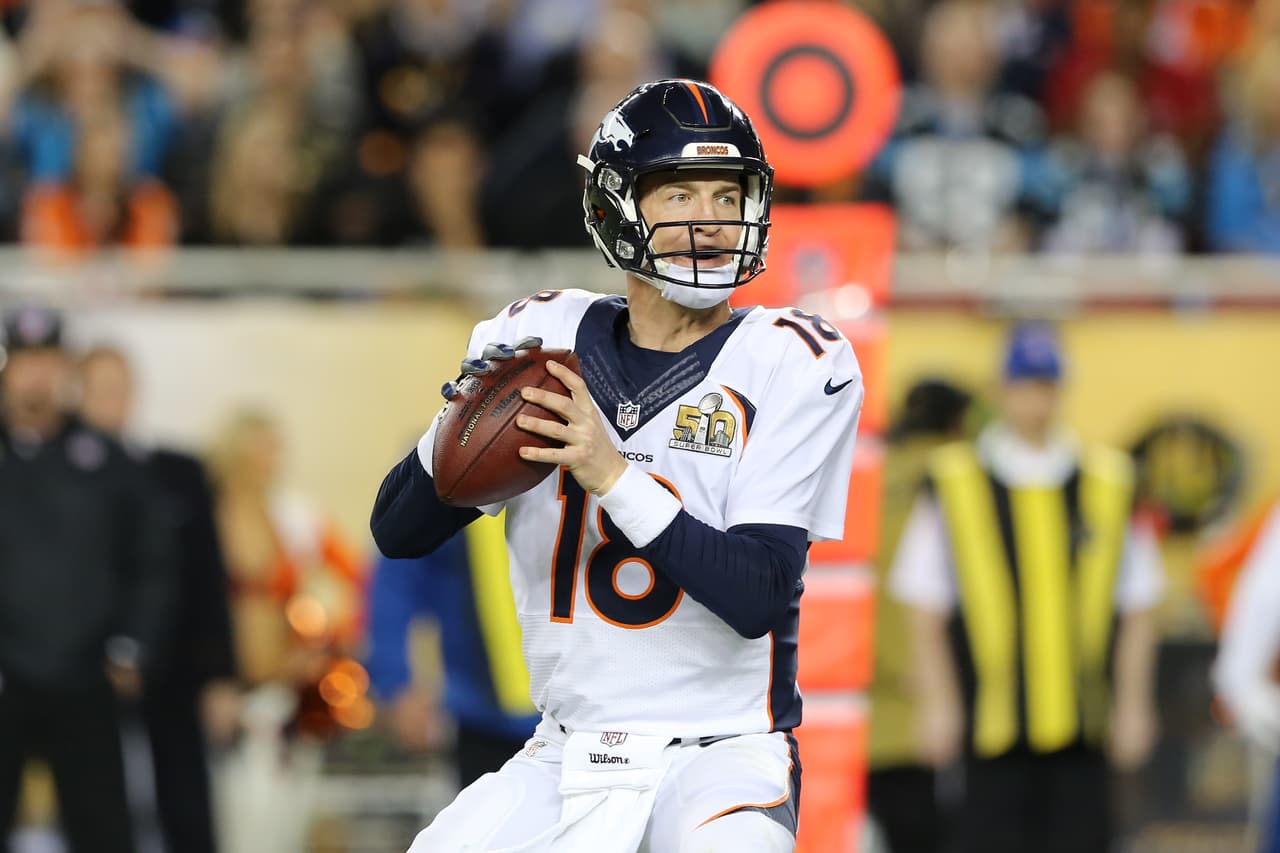 2 - PEYTON MANNING Estuvo a punto de convertirse en un quarterback productor de números pero sin campeonatos, al estilo Fran Tarkenton y Dan Marino, pero no. Estableció récords y ganó 2 títulos de Super Bowl. Su legado como quarterback consiste en la siempre búsqueda de prepararse para ganar y hacerlo en forma inteligente. Eso provocó que sus compañeros se vieran bien, los hacía mejores jugadores.