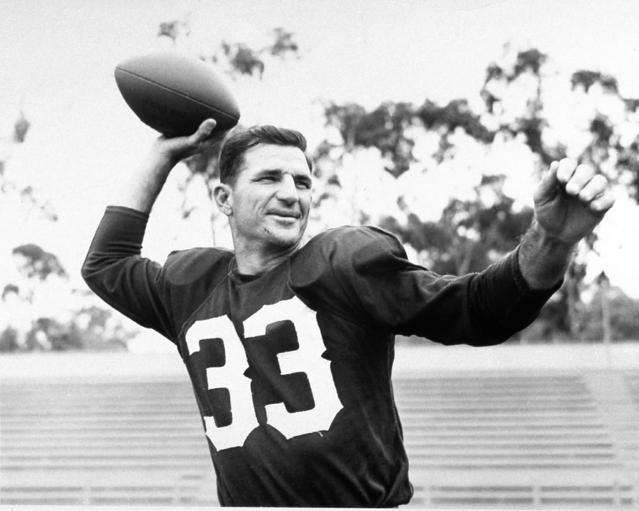 11 - SAMMY BAUGH Fue el personaje que hizo de la posición quarterback lo que costaría años de evolución. Demostró que el quarterback es el líder motivacional del equipo, que es capaz de lanzar el balón con precisión al receptor adecuado en el momento preciso. Jugó en la década de los años 40 con Washington, cuando el futbol americano se formaba como deporte profesional, sentó las bases que pondrían en la gloria a los que vendrían.