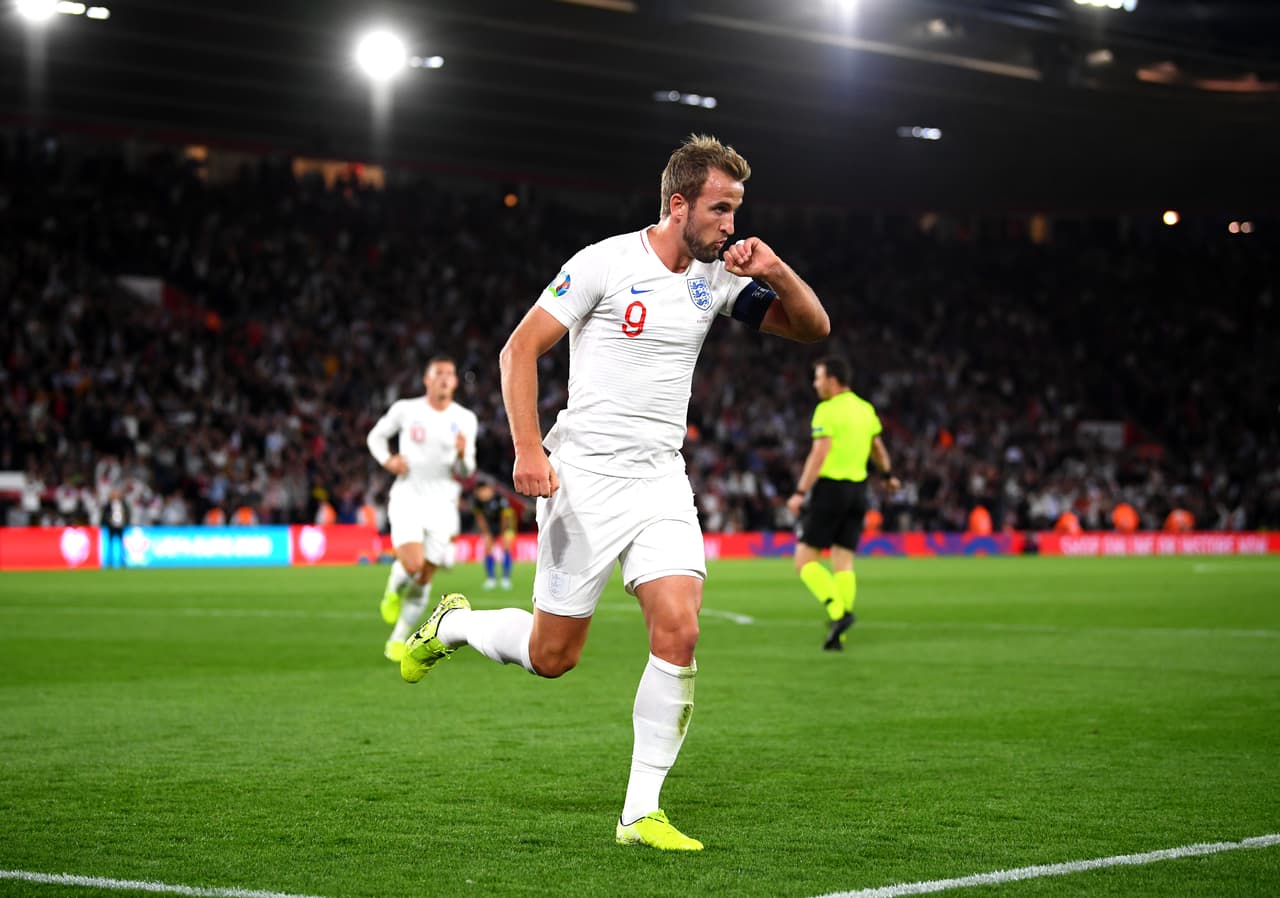 Harry Kane festeja con un beso a su anillo, dedicándole el gol a su esposa; pone a Inglaterra 2-1 en casa.