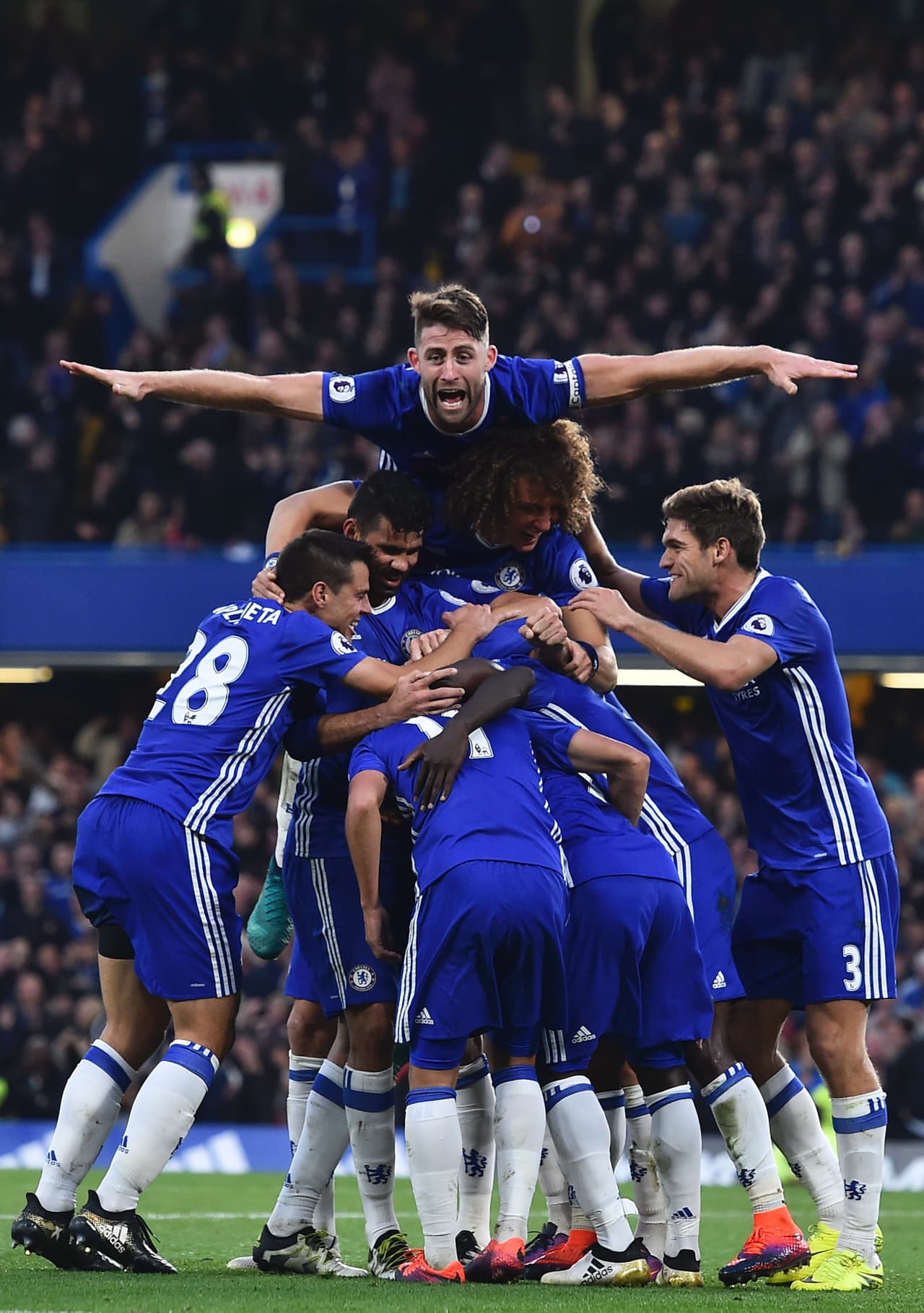 Conte inició con el Chelsea usando las tácticas de Mourinho, hasta que una dolorosa derrota por goliza 3-0 ante el Arsenal lo hizo aplicar su famosa línea de tres. A partir de ahí, los 'blues' iniciaron el camino al título.