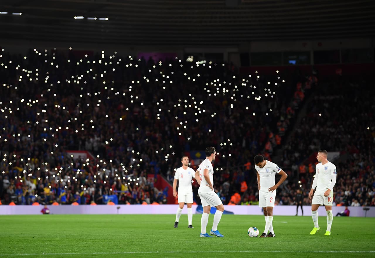 Kosovo sorprende a la defensa inglesa con la presión alta y Berisha abre el marcador.