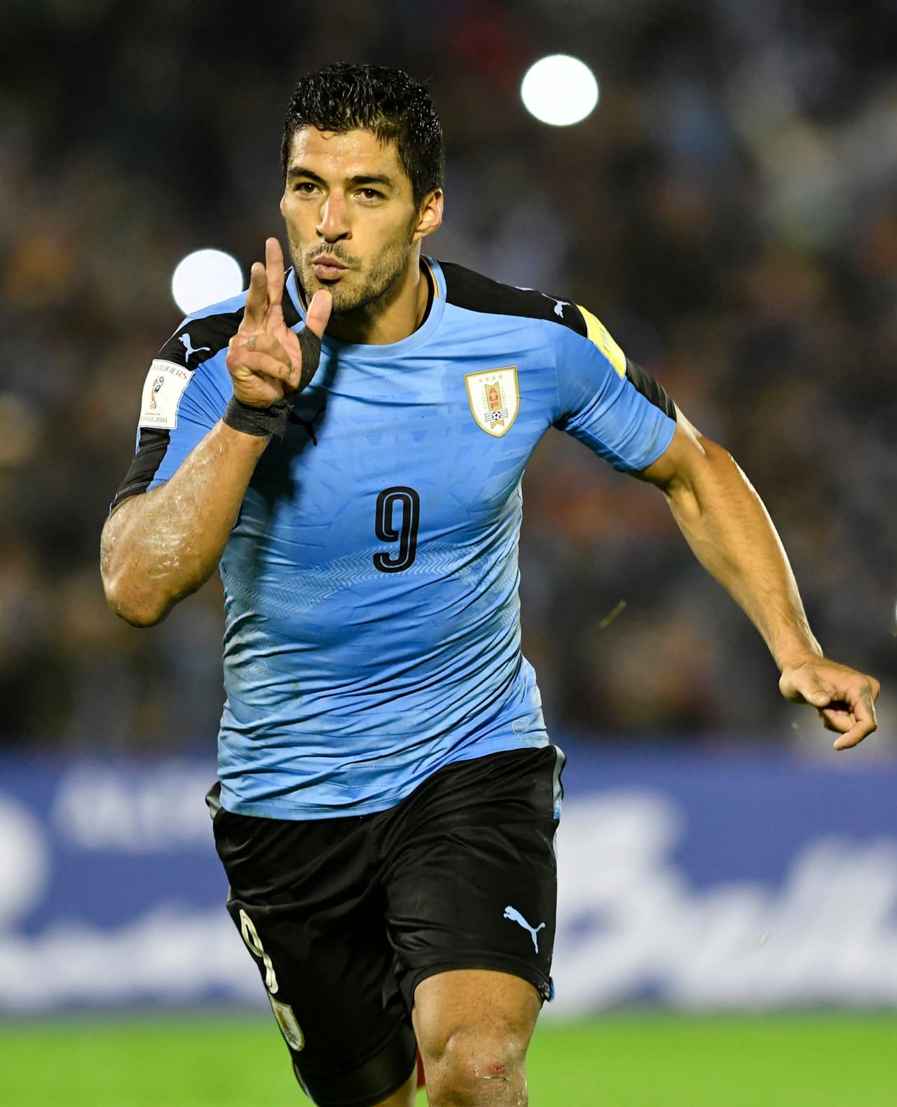 El atacante uruguayo ha estado en dos mundiales (Sudáfrica 2010 y Brasil 2014) con su país y fue campeón de Copa América en 2011. Es la máxima figura de su selección.