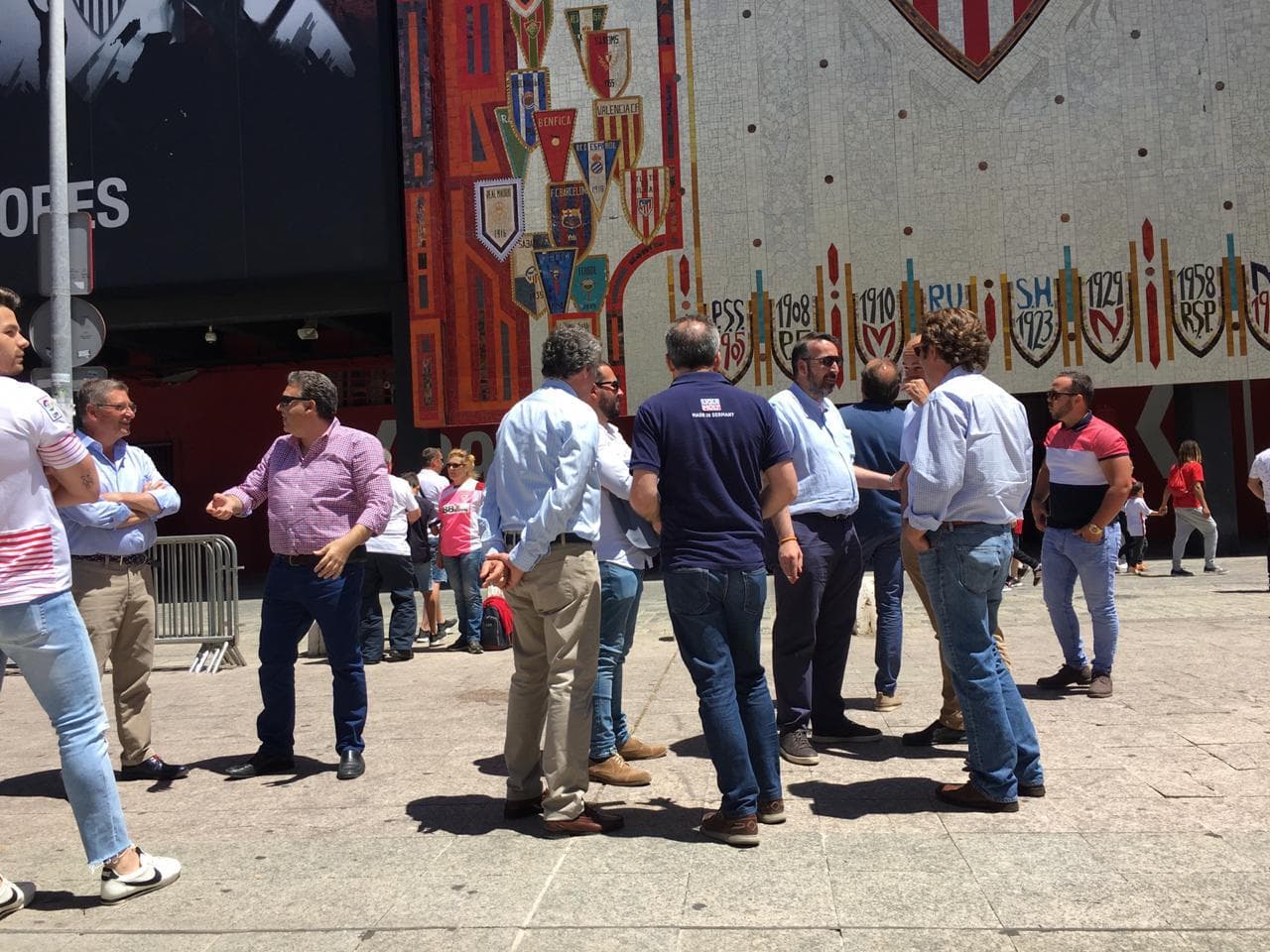 El estadio Ramón Sánchez Pizjuan se vistió de fiesta con el paso de Sevilla a Europa League tras vencer 2-0 a Athletic Bilbao con goles Wissam Ben Yedder y Munnir El Haddadi en la última jornada de la Liga de España.