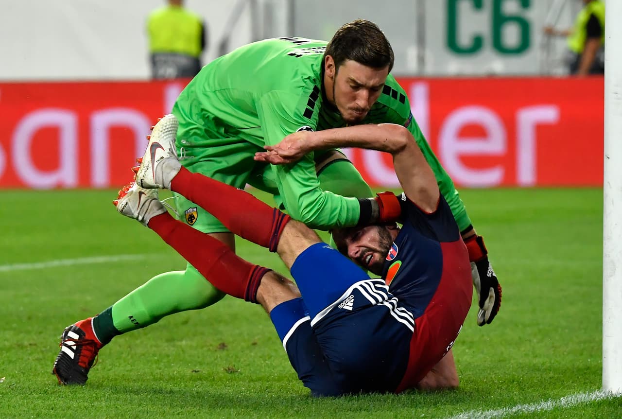 El juego fuerte no se detuvo e incluso al minuto 8 del segundo tiempo, Bakasetas vio la tarjeta roja.