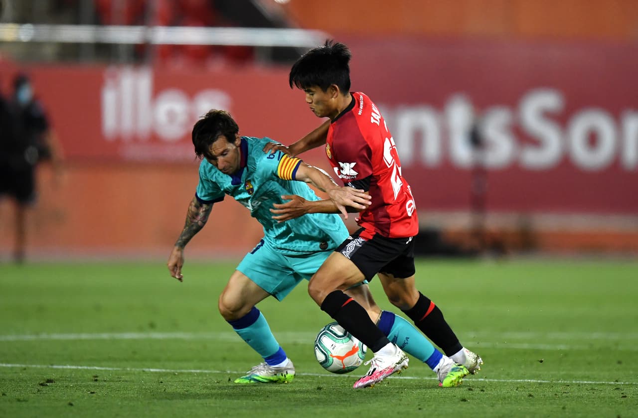 Takefusa Kubo del Mallorca en una intensa disputa por quitarle el balón a Messi, pero protegerlo es una de las grandes virtudes del '10'.