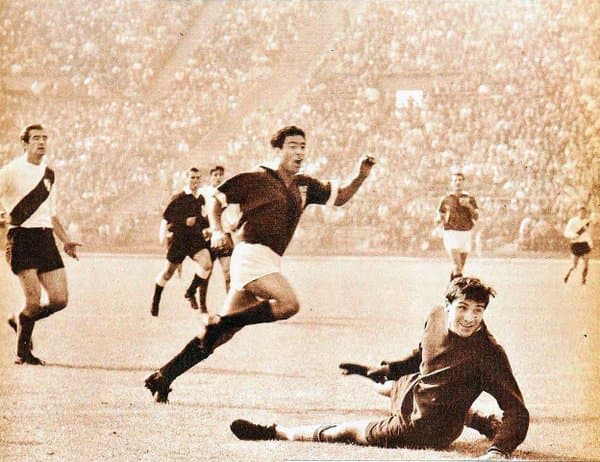 Hugo Gatti es uno de los primeros ‘locos’ que dejaba el arco abierto para colaborar con sus compañeros en defensa, el argentino aseguraba sin miramientos que era el mejor portero del mundo y sus declaraciones siempre creaban encono en los rivales, fue figura en River Plate y también en Boca Juniors, no jugó la Copa del Mundo de 1978 debido a una lesión en rodilla.