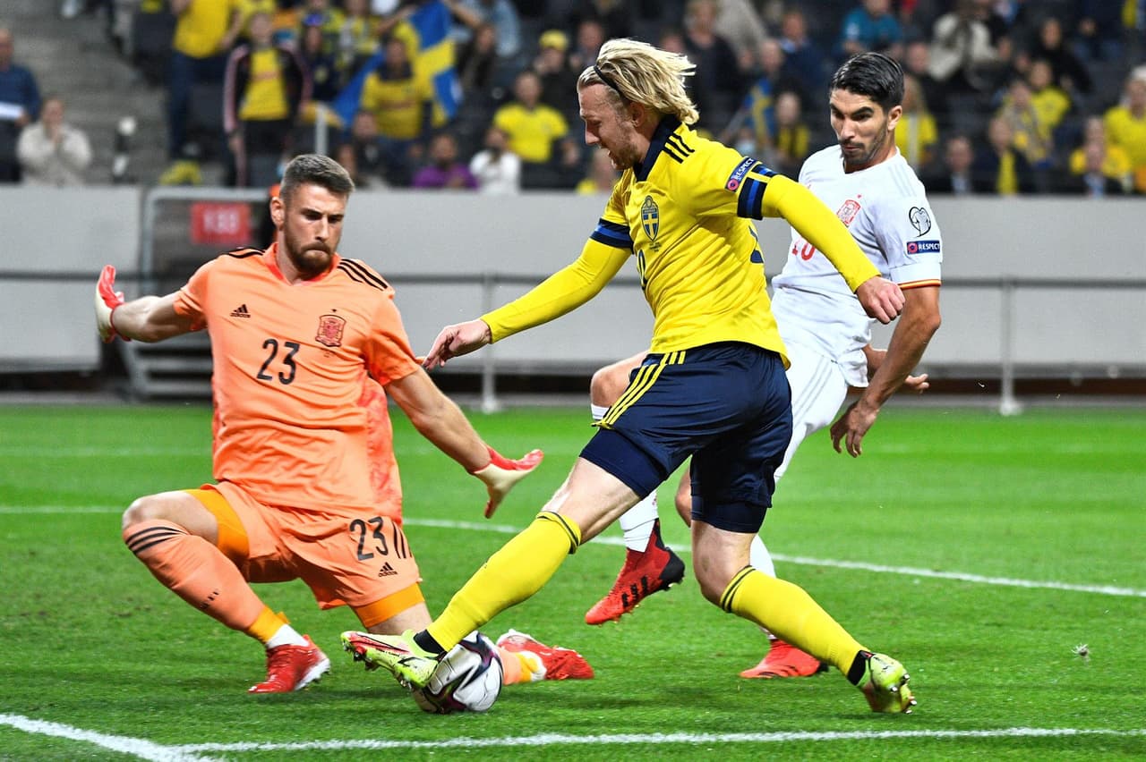 Suecia derrota 2-1 a España y consigue tomar la primera posición del grupo B en las calificatorias de la UEFA rumbo al Mundial de Catra 2022. Carlos Soler, al minuto 4, abrió el partido para los españoles, pero los suecos no dejaron pasar tiempo, pues un minuto después Alexander Isak ya empataba el partido y, en la segunda mitad, Viktor Claesson le dio el triufo a los 'Vikingos'.