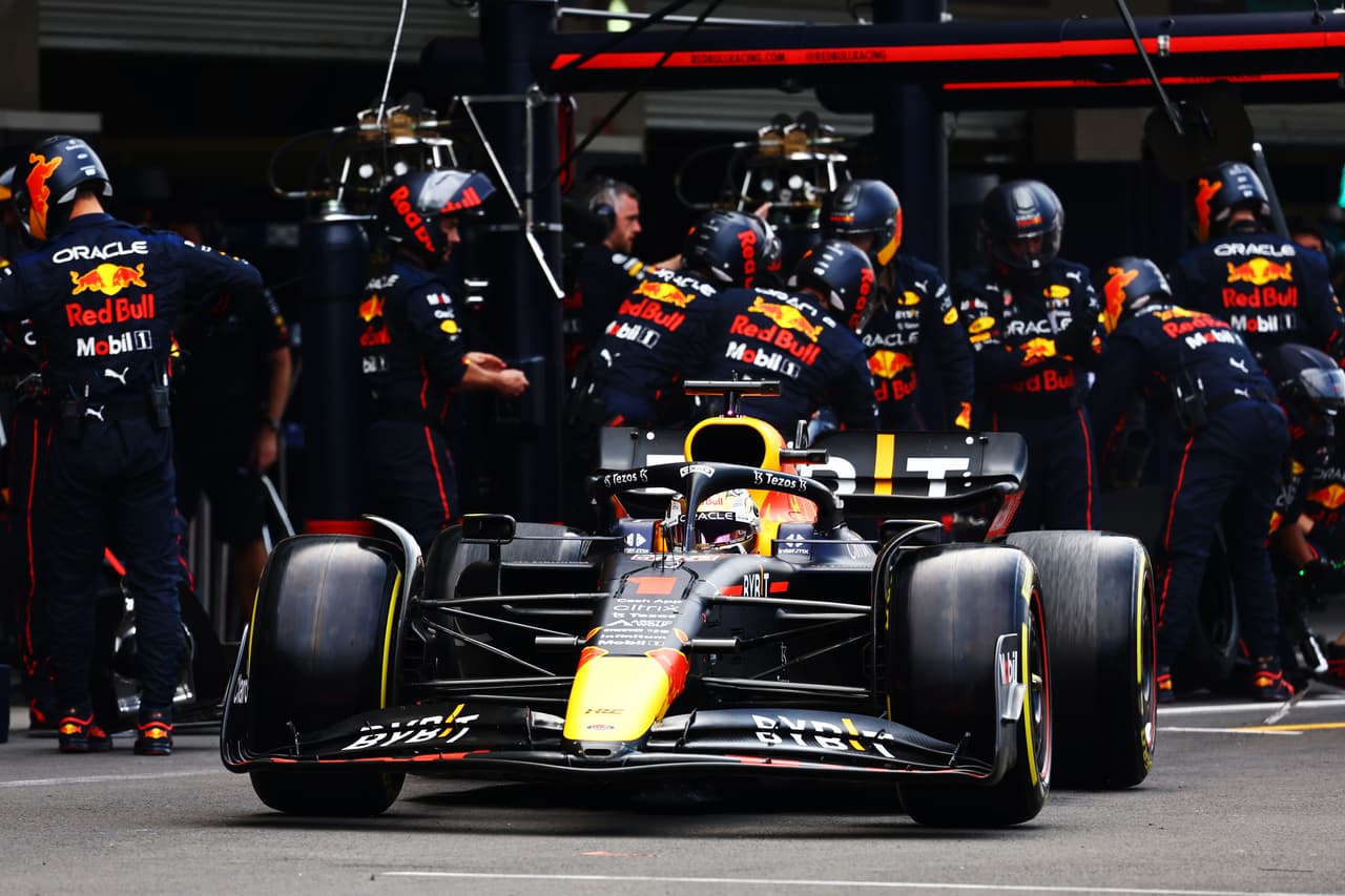 MEXICO CITY, MEXICO - OCTOBER 30: Max Verstappen of the Netherlands driving the (1) Oracle Red Bull Racing RB18 makes a pitstop during the F1 Grand Prix of Mexico at Autodromo Hermanos Rodriguez on October 30, 2022 in Mexico City, Mexico. (Photo by Mark Thompson/Getty Images )