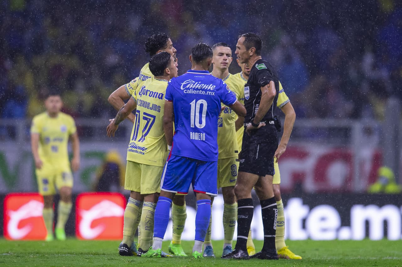 Las Águilas del 'Tano' Ortíz se dieron un festín en la cancha del Estadio Azteca luego de golear 7-0, con siete anotadores diferentes, a un Cruz Azul que está muy cerca del abismo y con un DT que tiene las horas contadas.