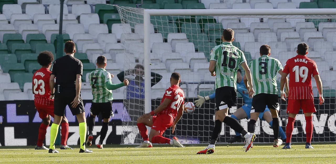Tras la reanudación del partido este domingo, desde el minuto 39’, el Betis abrió el marcador con un gol de Sergio Canales en el minuto 73, y así los verdiblancos consiguieron su pase a la siguiente ronda. El mexicano Jesús ‘Tecatito’ Corona vio su debut al minuto 67’.