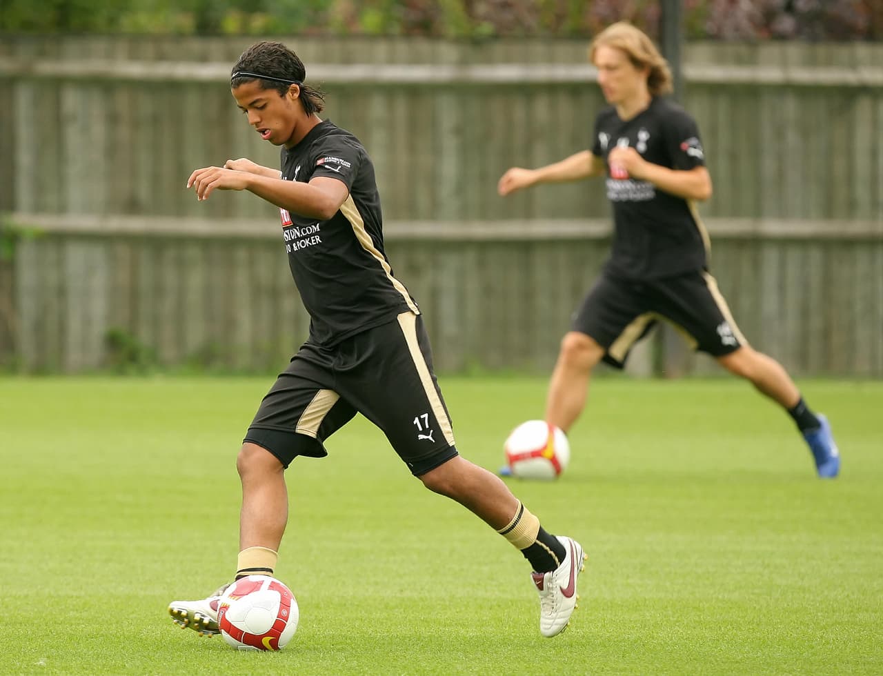 Tottenham Hotspur's newly signed football players Mexican Giovani dos Santos (L) and Croatian Luka Modric play with balls during a photocall at their Tottenham grounds in Chigwell, Essex, on July 29, 2008. AFP PHOTO/CARL DE SOUZA (Photo credit should read CARL DE SOUZA/AFP/Getty Images)