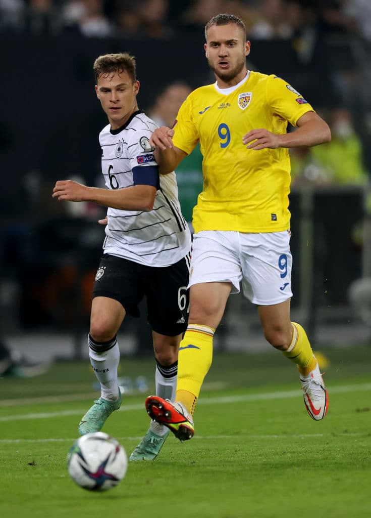 Serge Gnabry y Thomas Mueller le dan la alegría a la Alamenia y remontan 2-1 a Rumania.