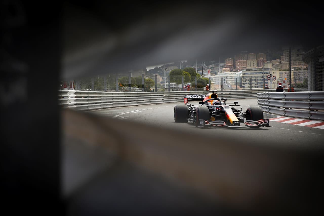Termina el Gran Premio de Monaco de la Formula 1, Max Verstappen de Red Bull se llevó la primera posición, seguido del piloto español Carlos Sainz de Ferrari. La tercera posición estuvo muy peleada entre el mexicano Sergio Pérez y Lando Norris, sin embargo, el inglés representante de McLaren superó a Checo.