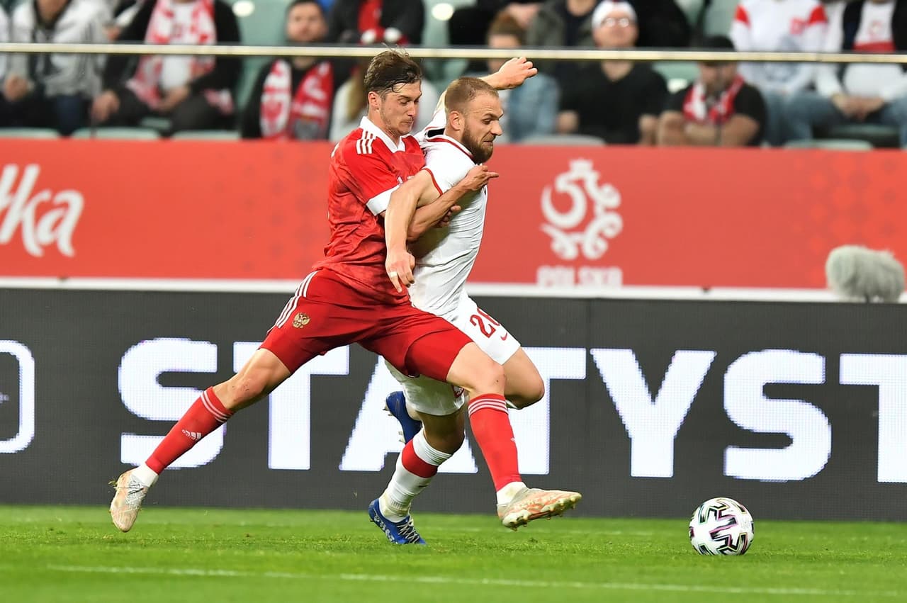 Polonia y Rusia empatan 1-1 en partido internacional amistoso que se llevó a cabo en Wroclaw, al oeste de Polonia. Jakub Swierczok abrió el marcador para los locales al minuto 4' del encuentro, pero Vyacheslav Karavayev, al minuto 20', se encargó de empatar el encuentro. Los polacos jugarán su próximo amistoso ante Islandia el próximo 8 de junio, mientras que los rusos se enfrentarán ante Bulgaria este sábado.