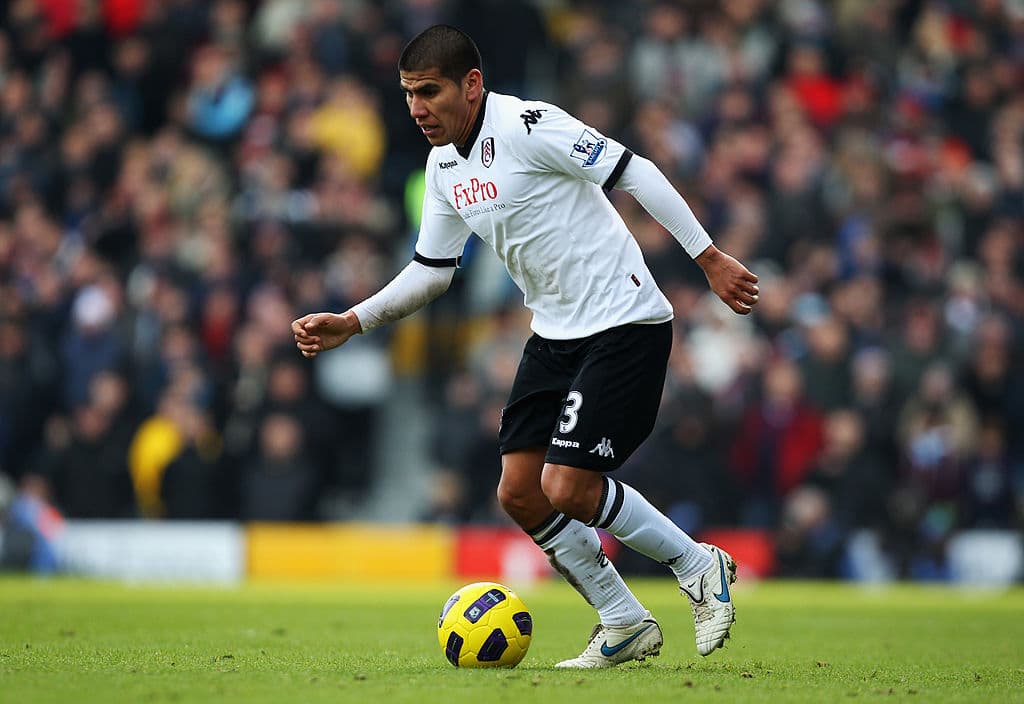 En 2011 se va al Fulham y firma por tres años, pero por problemas fuera de cancha decide regresar a México.