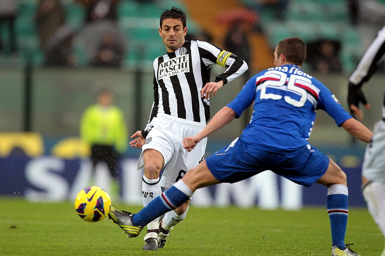 Simone Vergassola es un exfutbolista italiano de paso por Sampdoria, Torino y Siena, siendo este último club el más destacado en su carrera durante 11 años.
