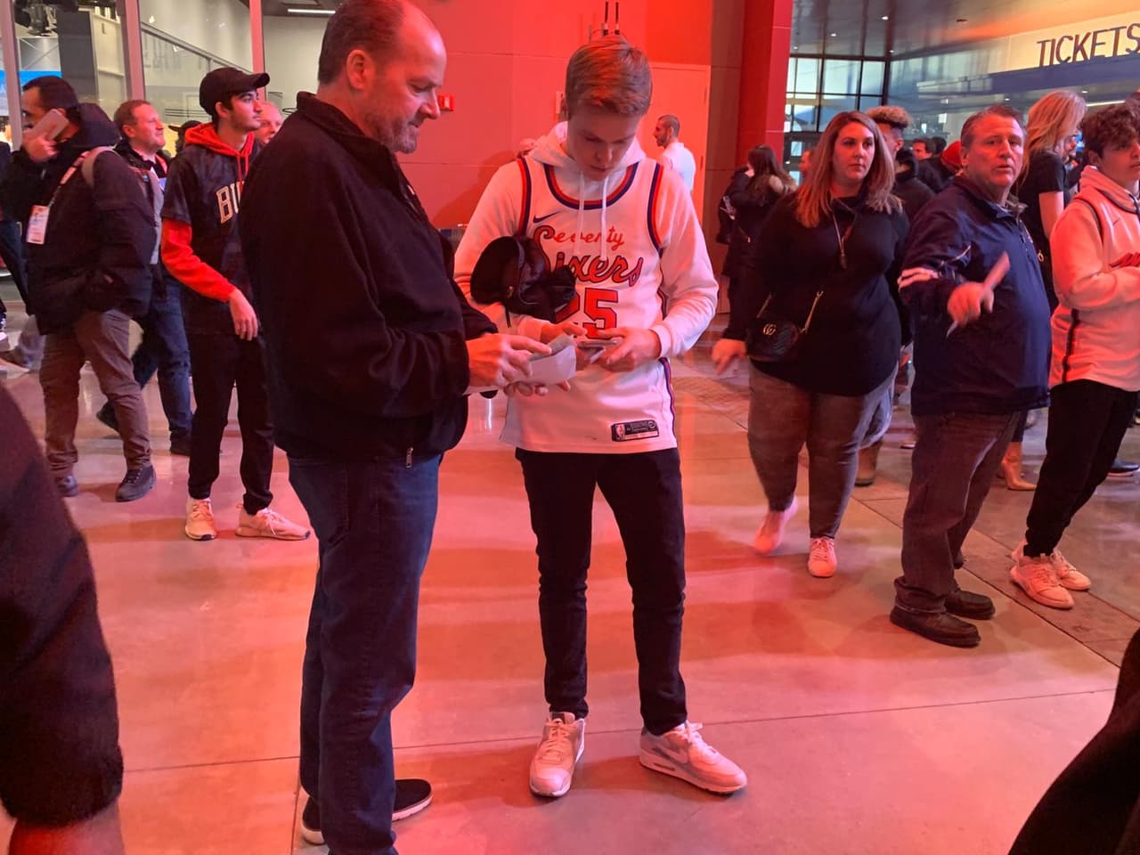 Así se vive la pasión del NBA All-Star Game muy colorido y con gente emocionada para disfrutar de este encuentro.