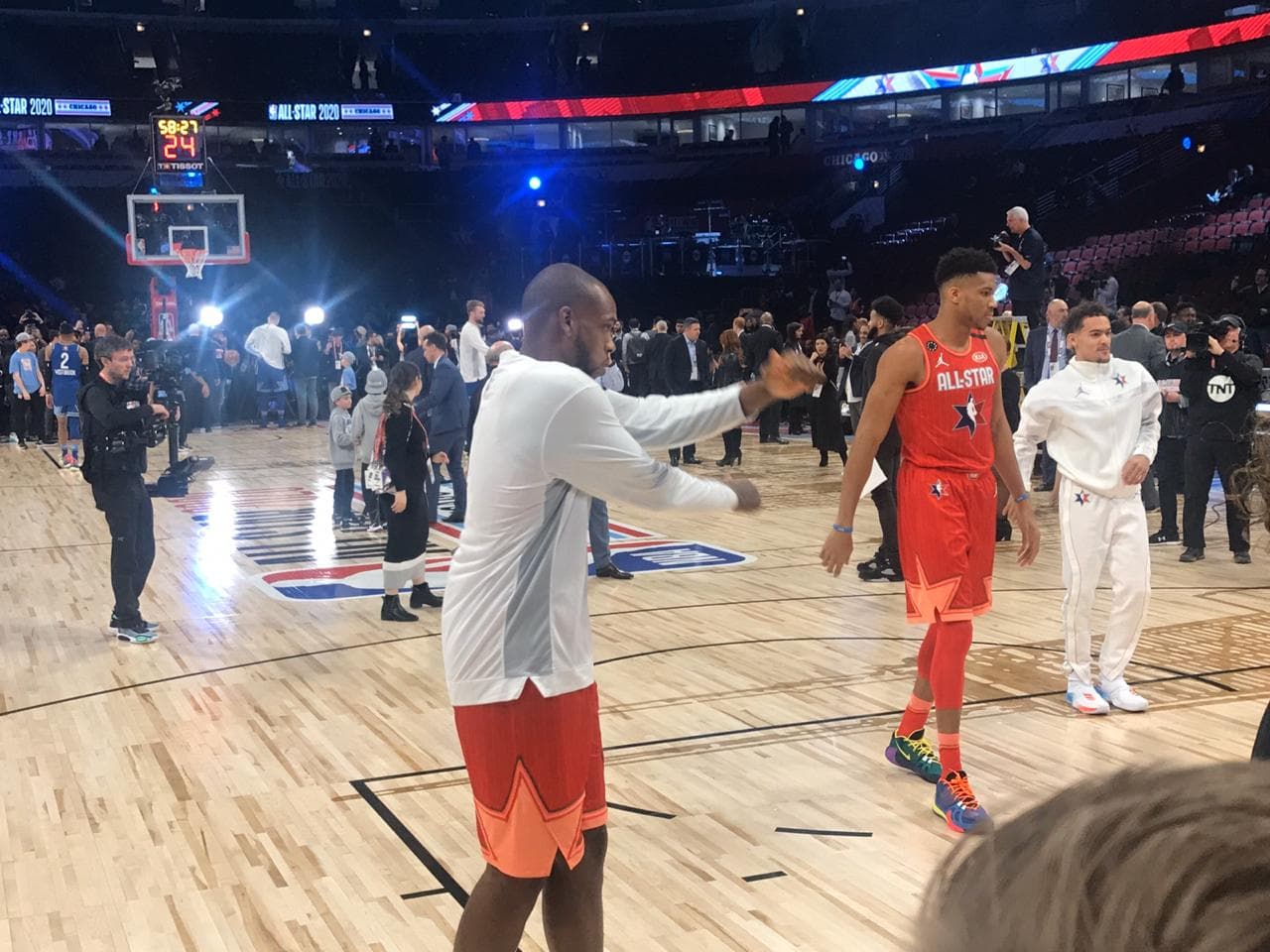Así se vive la pasión del NBA All-Star Game muy colorido y con gente emocionada para disfrutar de este encuentro.