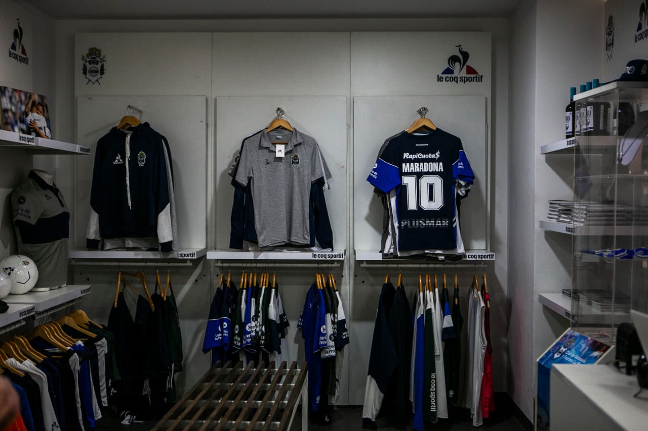 Ya se vende la playera oficial del equipo con el número y apellido de Diego.