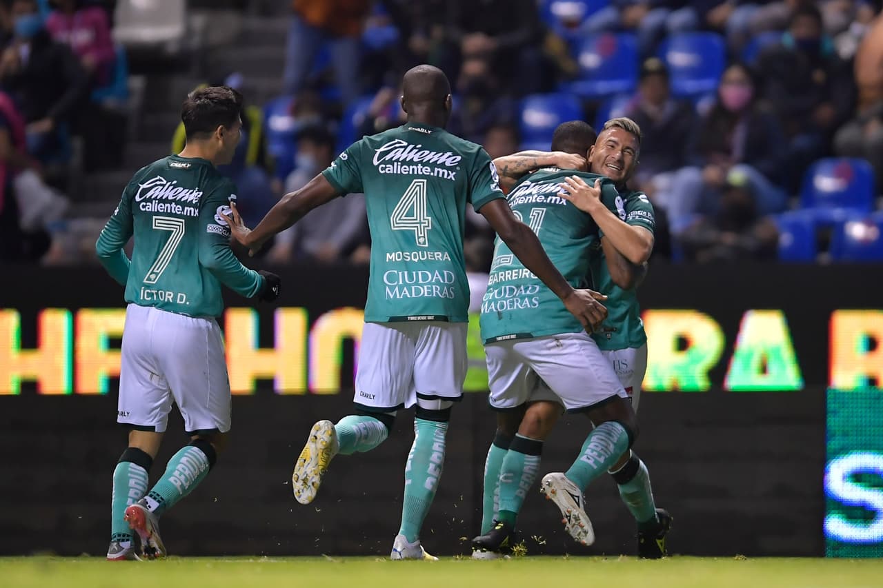 Puebla consigue la primer derrota de la Liguilla luego de remontar al León 2-1 gracias a las anotaciones de Pablo Parra y Maximiliano Araujo.
